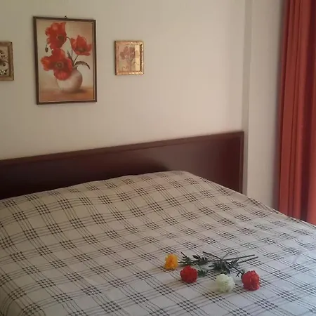 Twins Apart Aparthotel *